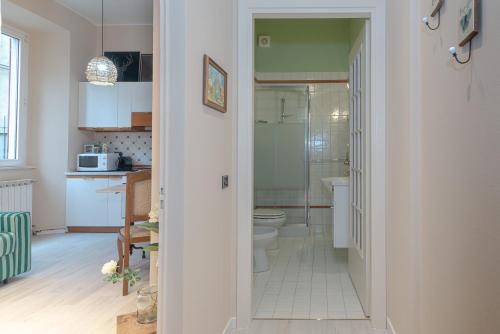 bagno con doccia e servizi igienici in camera. di Town 6 - small studio in Cernobbio a Cernobbio