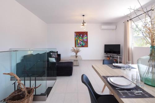 Televisyen dan/atau pusat hiburan di Sun Moon Suite with Pool