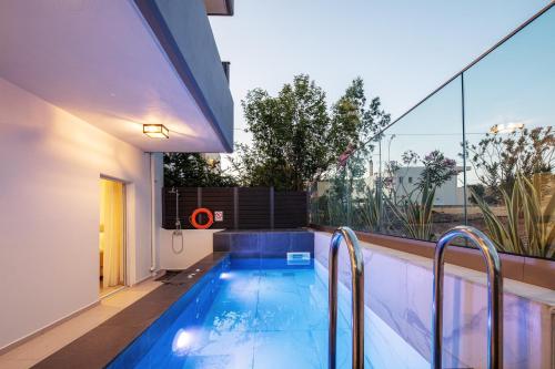 Bazén v ubytování Sun Moon Suite with Pool nebo v jeho okolí