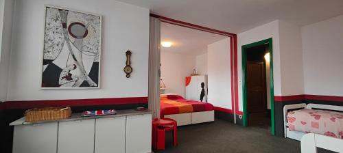 - une chambre avec un miroir et un lit dans l'établissement Hostdomus - Modern Art Flat, à Sestrières