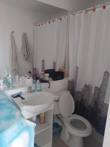 ein Badezimmer mit Toilette und Waschbecken in der Unterkunft Departamento amoblado, 2 piezas 1 baño, 6º piso con ascensor, vista norte, control 24 hr in La Serena