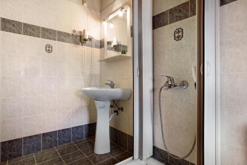 a bathroom with a sink and a shower at Dolphin Apartment Sea View 12 in Keri