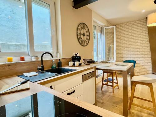 une cuisine avec un évier et un comptoir dans l'établissement Arthys - Un extérieur au centre-ville, à Reims