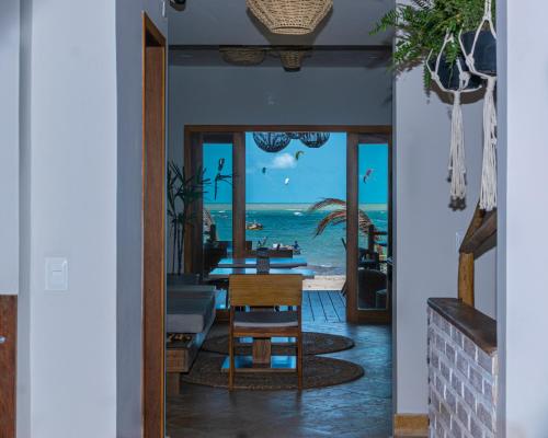 a dining room with a view of the ocean at Pousada Preamar in Prea