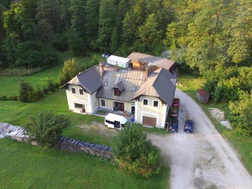 an aerial view of a house with cars parked in the driveway at Penzion Black Sheeps Adventures in Wildalpen