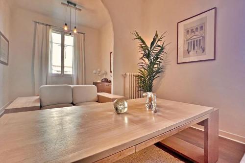 un salon avec une table en bois et un canapé dans l'établissement Au Petit Bourgeois, à Nice