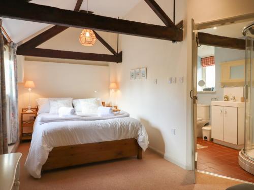 ColytonにあるThe Bull Penの白いシーツと枕が備わったベッドのある寝室