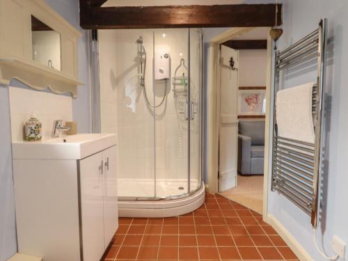 ColytonにあるThe Bull Penのシャワーと洗面台付きのバスルーム