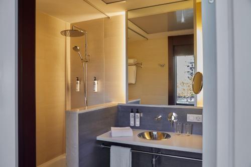 a bathroom with a sink and a mirror at El Sant Cugat in Sant Cugat del Vallès