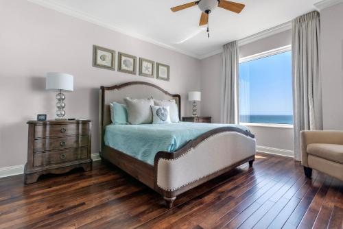 - une chambre avec un lit et une fenêtre donnant sur l'océan dans l'établissement Indigo East 1504, à Perdido Key