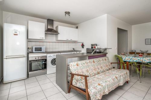 une cuisine avec un canapé et une table dans l'établissement Appartement California - Welkeys, à Nice
