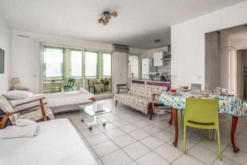 un salon avec un canapé et une table dans l'établissement Appartement California - Welkeys, à Nice