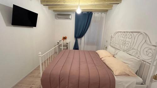 uma cama branca num quarto com uma janela em Ankon Apartment Suite Don Gioia em Ancona