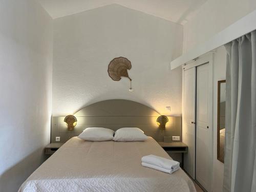 een slaapkamer met een bed met twee handdoeken erop bij - Les pieds dans l'eau à 50m de la plage, côté mer caraïbe - Domaine de l'Anse CARITAN - Sainte-Anne - in Sainte-Anne