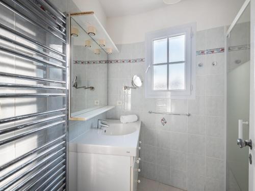 ル・ボワ・プラージュ・アン・レにあるCharmante maison avec piscine partageeの白いバスルーム(シンク、鏡付)
