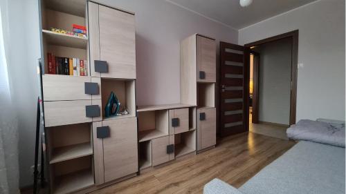 une chambre avec une étagère et une chambre dans l'établissement Spokojny Wypoczynek 4, à Ostrów Wielkopolski