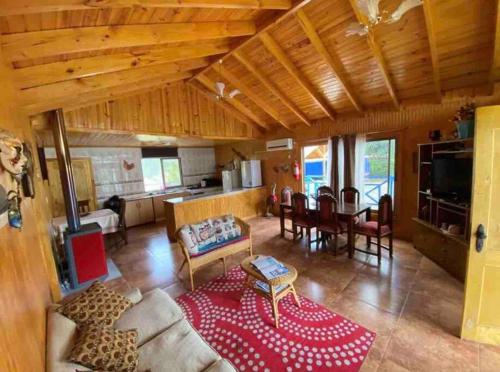 ein Wohnzimmer mit einem Sofa und einem Tisch in der Unterkunft Casona los boldos in Santa Cruz