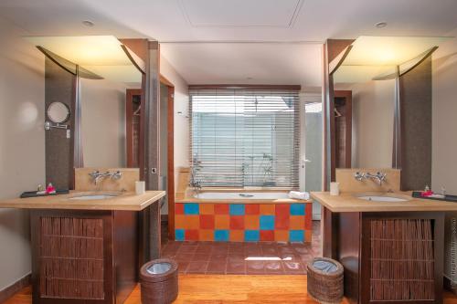 un bagno con due lavandini e due specchi di Emeraude Villas - Lagon a Le François