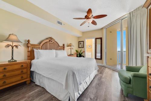 um quarto com uma cama e uma ventoinha de tecto em Beach Colony East 13C em Perdido Key