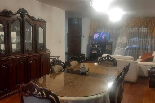 sala de estar con mesa y sofá en Amplio Departamento Residencial en La Molina, en Lima