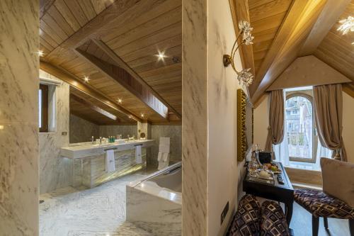 uma grande casa de banho com banheira e lavatório em Sintra Marmòris Camélia em Sintra