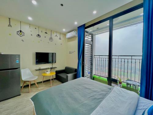 um quarto com uma cama e uma varanda com uma televisão em Layla House -2905 G3 Vinhomes Greenbay em Hanói