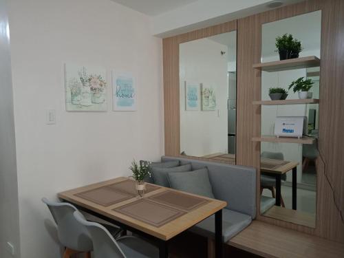 Χώρος καθιστικού στο Cozy 1233 the persimmon studio near sm and ayala