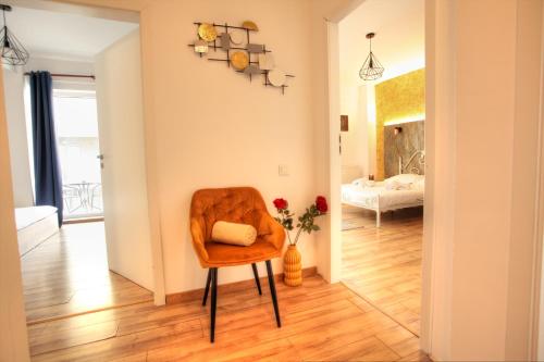 salon z krzesłem i sypialnia w obiekcie New Central Luxury Oasis w Klużu-Napoce