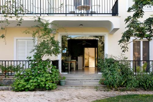 Η πρόσοψη ή η είσοδος του Dolphin Apartment 1