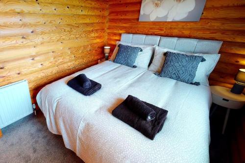 ein Schlafzimmer mit einem großen Bett mit zwei Kissen darauf in der Unterkunft CROYDE RANCH CHALET 2 Bedrooms in Croyde