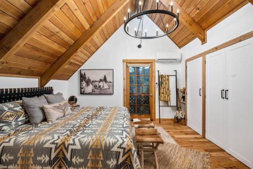 - une chambre avec un lit et un plafond en bois dans l'établissement North Fork Hideaway, à Washougal