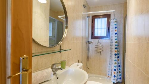 La salle de bains est pourvue d'un lavabo et d'un miroir. dans l'établissement Casa Mari Frigiliana by Ruralidays, à Frigiliana