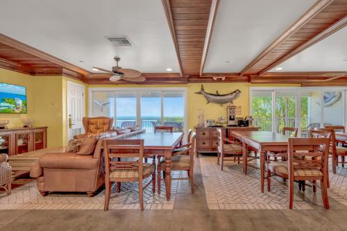 een woonkamer met een tafel en een bank bij Dove Creek Resort & Marina, Trademark Collection by Wyndham in Key Largo