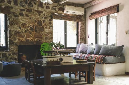 - un salon avec un canapé et une table dans l'établissement Campo de los Sueños, à Colonia del Sacramento