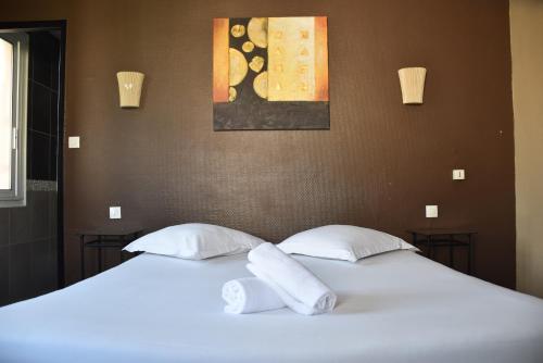 サナリー・シュル・メールにあるAdonis Sanary Grand Hôtel des Bainsのベッドルーム1室(白いシーツと枕のベッド2台付)