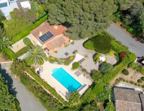 an aerial view of an estate with a swimming pool at Villa avec piscine, plage à pieds in La Croix-Valmer