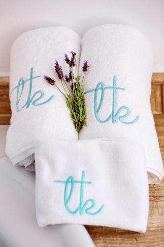 two white towels with the text of the life on them at Boutique Hotel El Tio Kiko in Agua Amarga