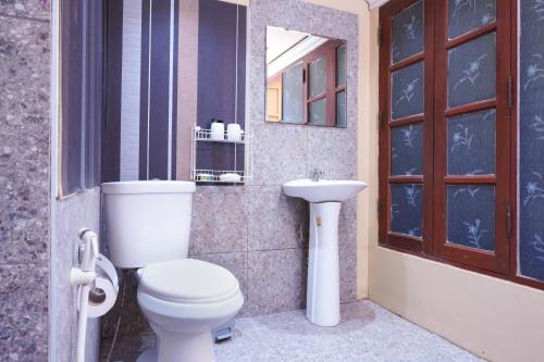 a bathroom with a toilet and a sink at Guesthouse Phuket Airport in Ban Bo Han