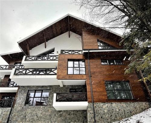 un gran edificio con muchas ventanas en Casa Larisa - Wolves Apartment en Sinaia