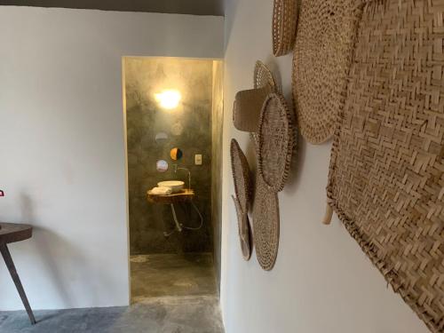 烏巴圖巴的住宿－A casa di Maria，墙上挂着两双鞋的墙