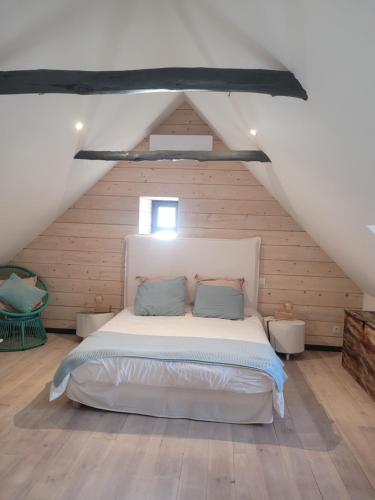 um quarto com uma cama branca num sótão em Les 4 étoiles de MAÉÉ em Cazeaux-de-Larboust