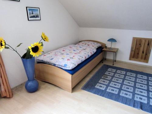 ハノーファーにあるComfortable apartment - Laatzenのベッドルーム1室(ベッド1台付)、花瓶1本
