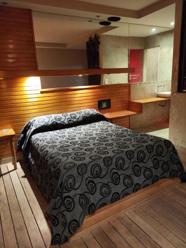 1 dormitorio con 1 cama grande en una habitación en Hotel Lido en General Rodríguez