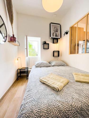 une chambre avec un lit avec une couverture dessus dans l'établissement Nouveau * L’élégant au cœur de Guingamp *, à Guingamp