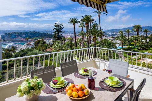 Foto Ferienwohnung Les Oliviers über den Dächern von Nizza ruhig sonnig Meerblick Pool Tiefgarage Parkplatz 1
