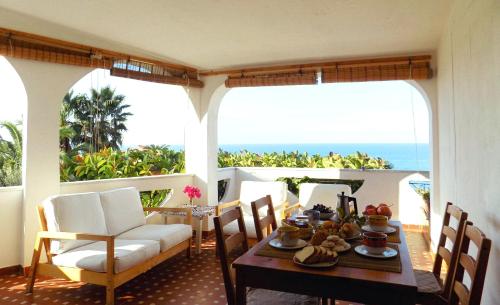 a table and chairs on a balcony with the ocean at Le Case di Concetta in Santa Maria