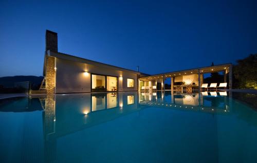 Bazen u objektu Loutraki · Tramonto di Olive - Gorgeous pool villa ili u blizini