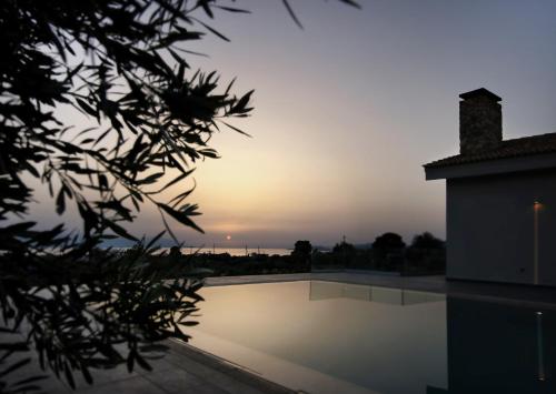 Bazen u objektu Loutraki · Tramonto di Olive - Gorgeous pool villa ili u blizini