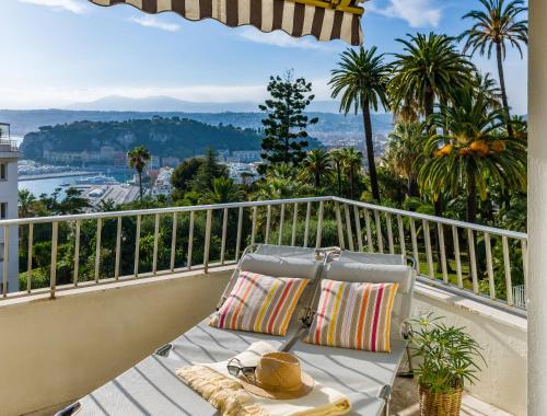 Ferienwohnung Les Oliviers uber den Dachern von Nizza ruhig sonnig Meerblick Pool Tiefgarage Parkplatz