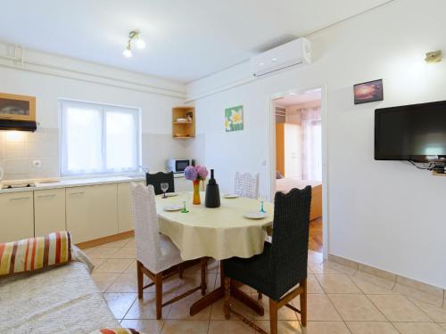 eine Küche und ein Esszimmer mit einem Tisch und Stühlen in der Unterkunft Apartments Marta in Novigrad Istria